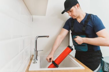 Les avantages de faire appel à un professionnel en plomberie plutôt que de bricoler soi-même
